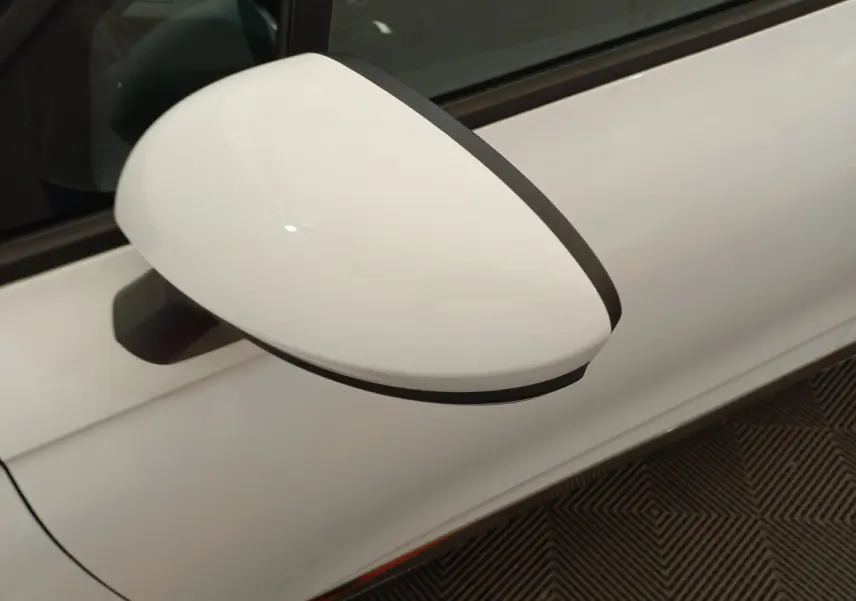 Rétroviseur côté gauche blanc de la Renault Clio Business SCe 65 2021, vue rapprochée sur la portière.