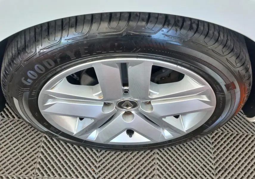 Gros plan sur la roue avant droite de la Renault Clio Business blanche avec jante alliage et pneu Goodyear.