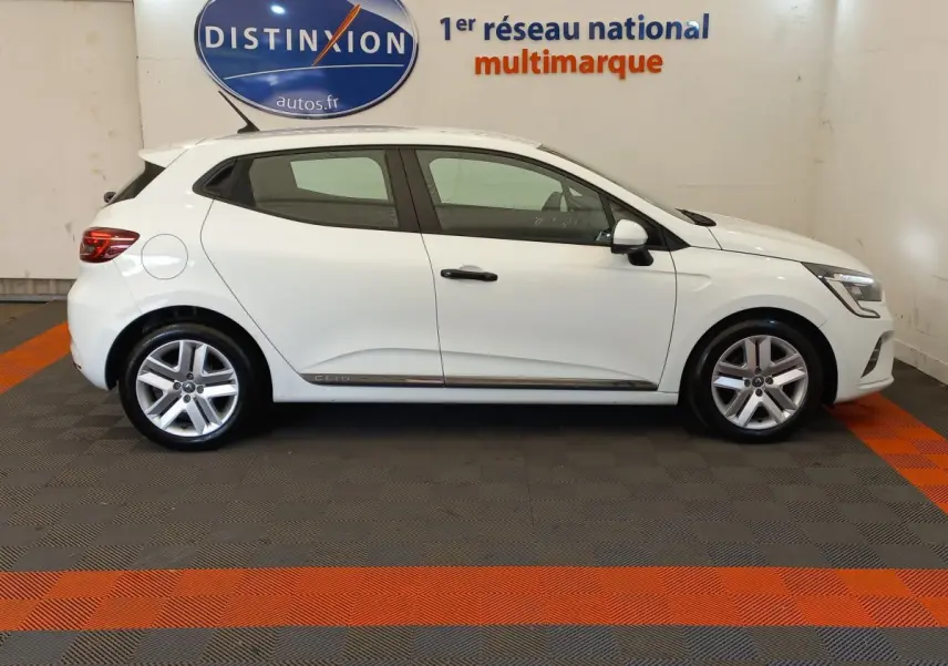 Profil droit d'une Renault Clio Business blanche 2021, avec jantes alliage et logo "Clio" sur la bas de caisse.