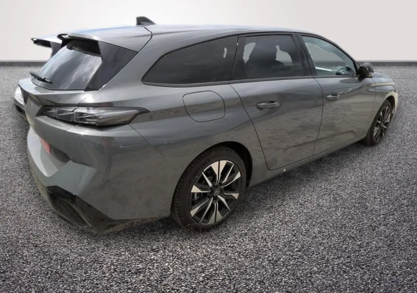Peugeot 308 Hybrid gris foncé vue 3/4 arrière droit, avec jantes alliage et vitres teintées.