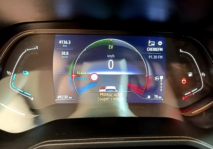 Tableau de bord numérique de Renault Clio Business E-Tech hybride 2021, affichage multifonctions avec vitesse et alertes visibles.