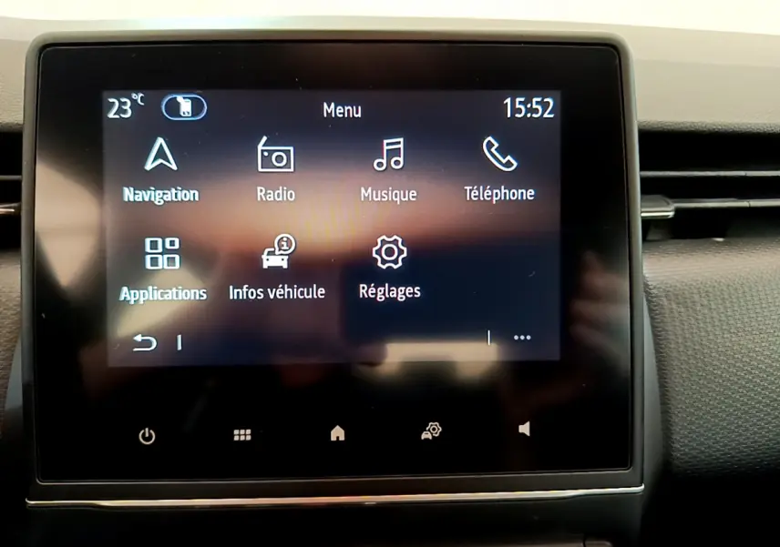Écran tactile central affichant le menu multimédia de la Renault Clio Business E-Tech hybride 2021, intérieur noir.