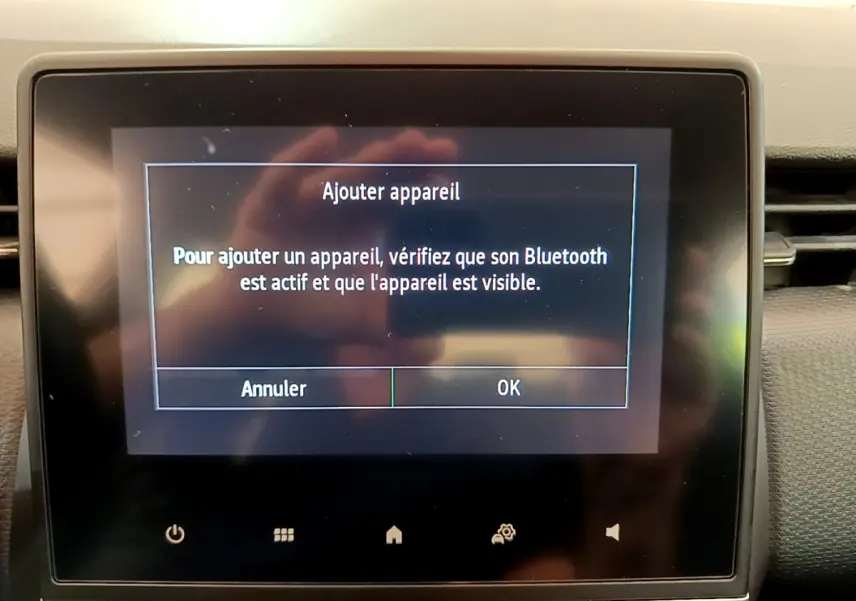 Écran tactile central de la Renault Clio Business E-Tech hybride 2021 affichant la connexion Bluetooth à activer.