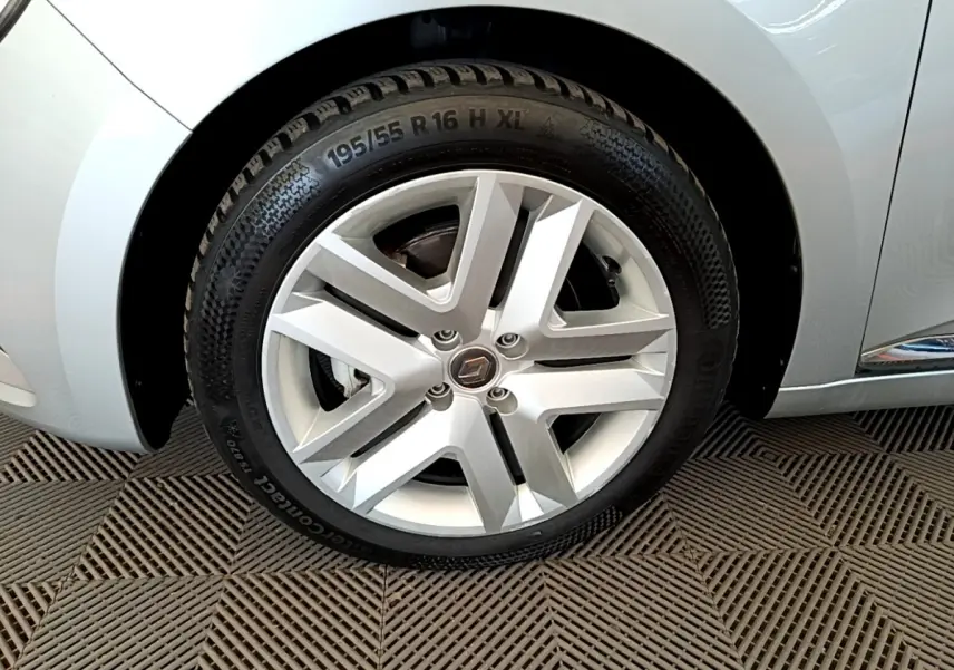 Gros plan sur la roue avant gauche grise d'une Renault Clio Business E-Tech hybride 2021 avec jante en alliage.