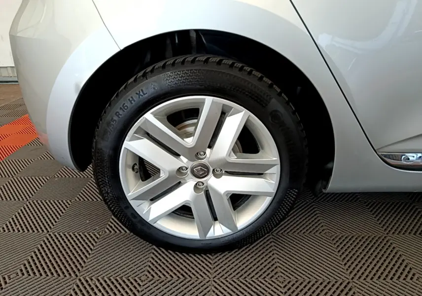 Gros plan sur la roue arrière gauche grise claire de la Renault Clio Business E-Tech hybride 2021 avec jante alliage à cinq branches.