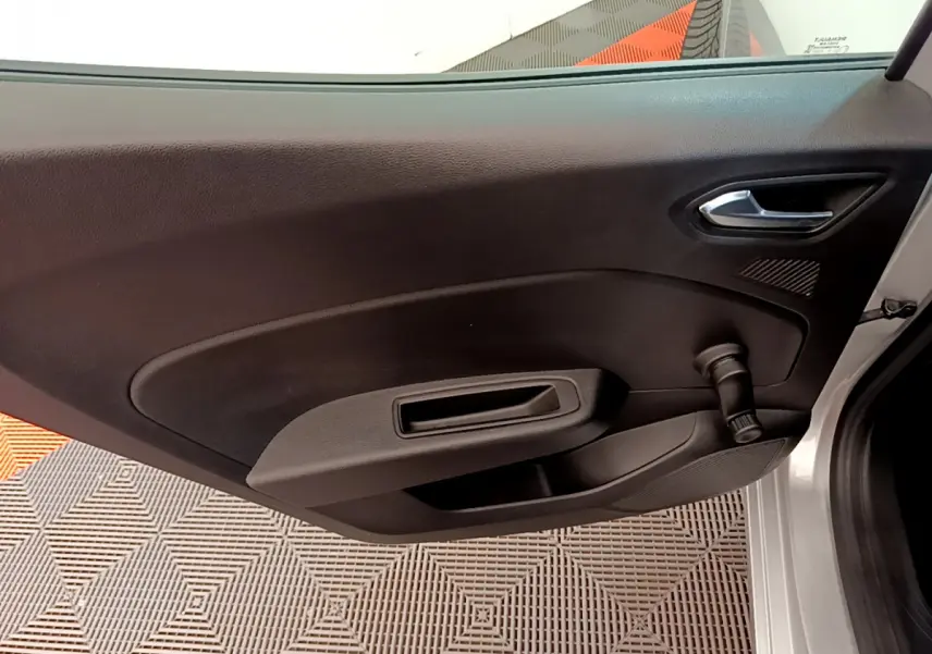 Vue côté gauche de la portière intérieure noire d'une Renault Clio Business E-Tech hybride 2021 gris clair.