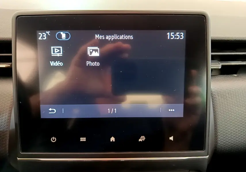 Écran tactile central affichant les applications vidéo et photo sur le tableau de bord d'une Renault Clio Business E-Tech hybride 2021.