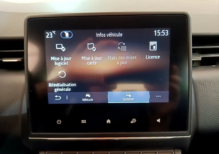 Écran tactile central de la Renault Clio Business E-Tech hybride 2021 affichant le menu de mise à jour logiciel.