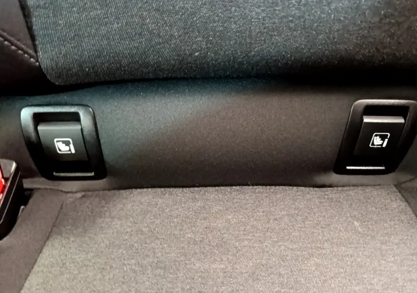 Gros plan sur les commandes Isofix arrière de la banquette tissu gris foncé de la Renault Clio Business E-Tech hybride 2021.