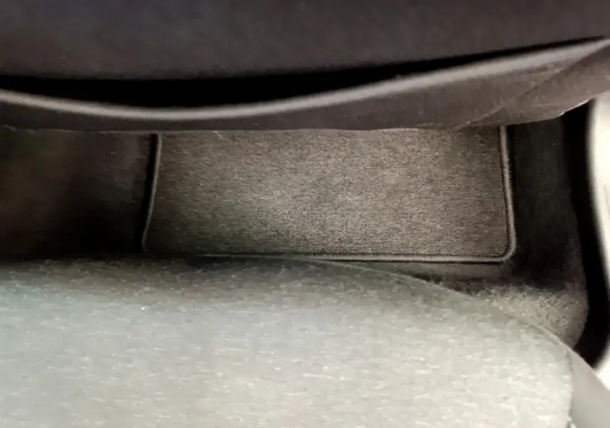 Tapis de sol gris clair vu de près sous le siège avant d'une Renault Clio Business E-Tech hybride 2021.