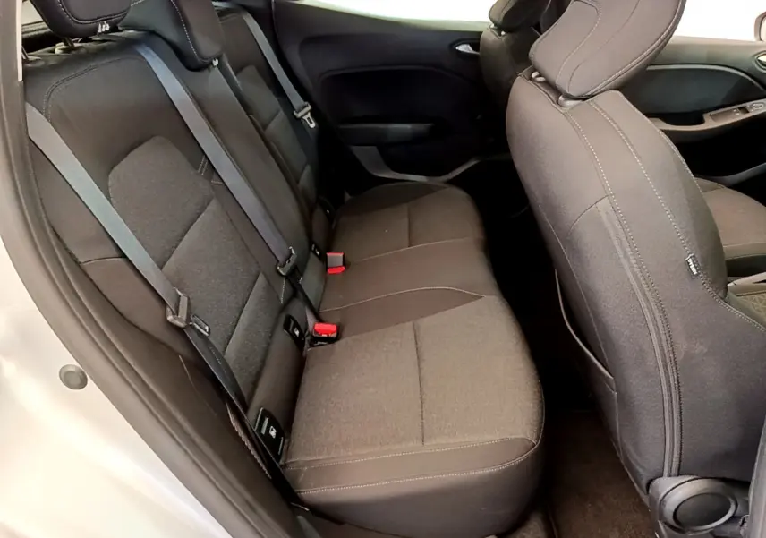 Vue intérieure côté droit montrant la banquette arrière en tissu gris foncé de la Renault Clio Business E-Tech hybride 2021.