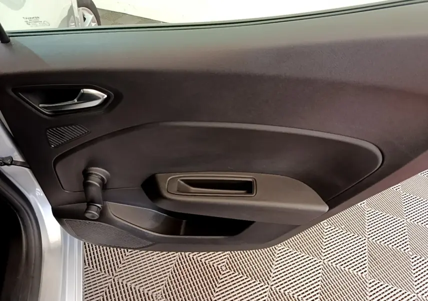 Vue intérieure de la porte côté gauche gris clair de la Renault Clio Business E-Tech hybride 2021 avec manivelle de vitre manuelle.