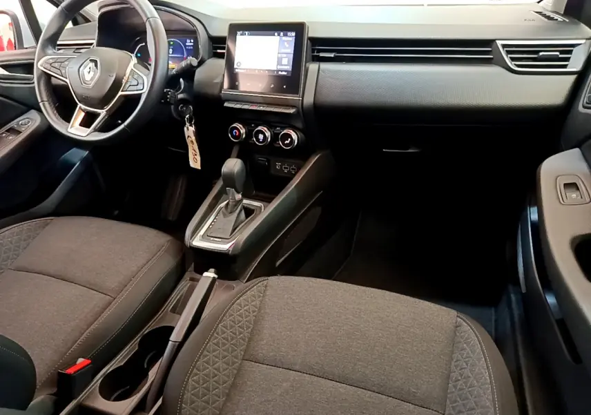 Intérieur de Renault Clio Business E-Tech hybride 2021, vue de face montrant tableau de bord noir et sièges gris tissu.