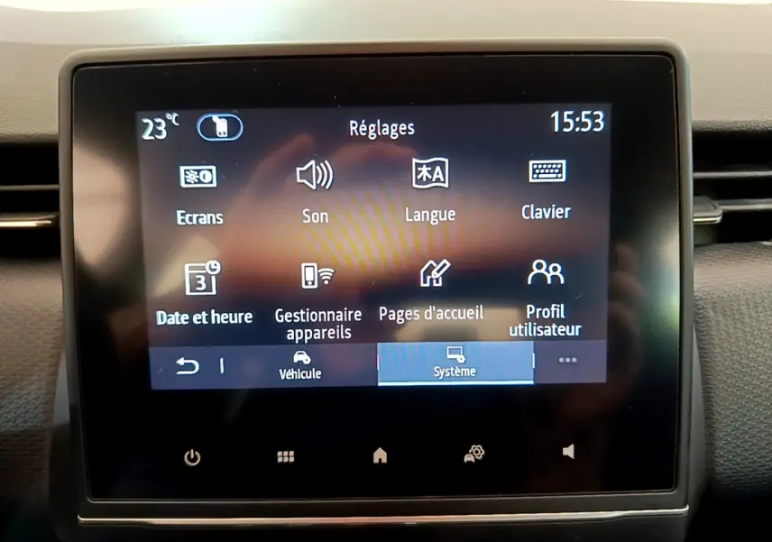 Écran tactile central affichant le menu Réglages dans l'habitacle d'une Renault Clio Business E-Tech gris clair.