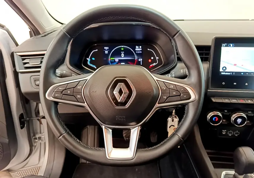 Vue intérieure centrée sur le volant cuir de la Renault Clio Business E-Tech hybride 2021 avec tableau de bord numérique et écran tactile.