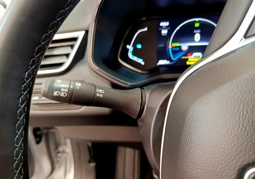 Gros plan sur le volant et le combiné d'instruments numérique de la Renault Clio Business E-Tech hybride 2021.