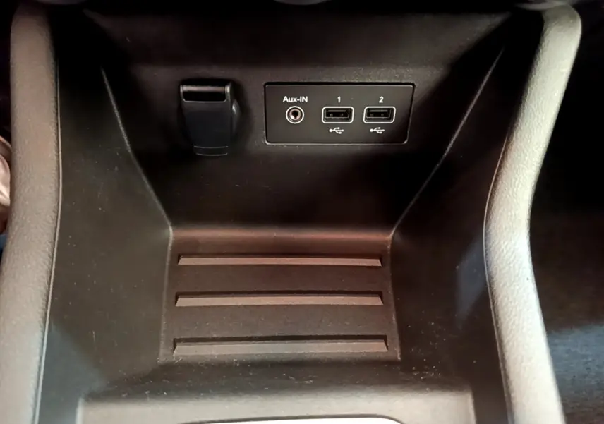 Prise USB et Aux-IN en gros plan dans la console centrale noire de la Renault Clio Business E-Tech hybride 2021.