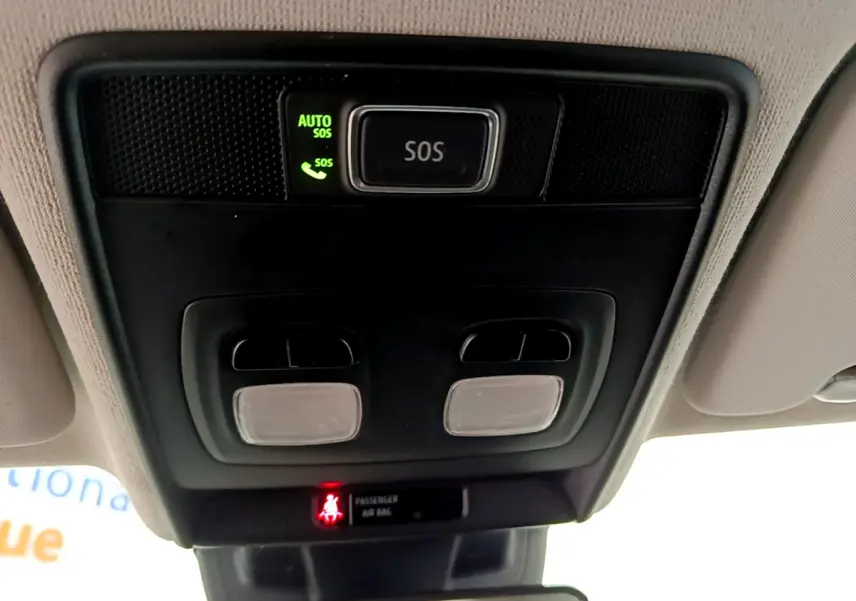 Vue rapprochée du plafonnier intérieur avec bouton SOS et éclairage dans une Renault Clio Business E-Tech hybride gris clair 2021.
