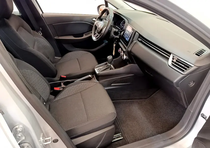 Intérieur avant droit de la Renault Clio Business E-Tech hybride gris clair, sièges tissu noir et tableau de bord moderne.