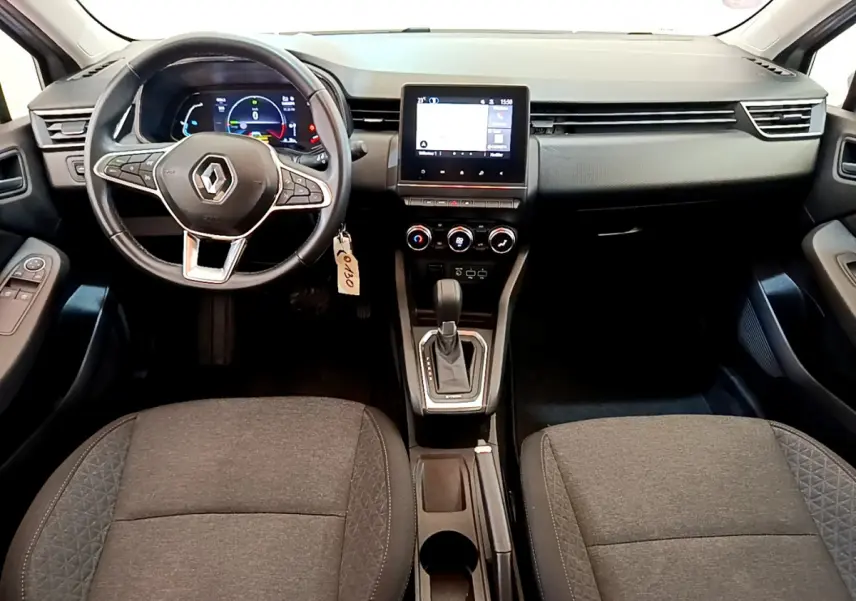 Intérieur Renault Clio Business E-Tech hybride 2021, vue frontale du tableau de bord avec écran tactile et volant cuir noir.