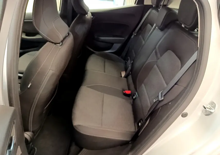 Vue côté droit de l'habitacle arrière d'une Renault Clio Business E-Tech hybride gris clair avec sièges tissu noirs.