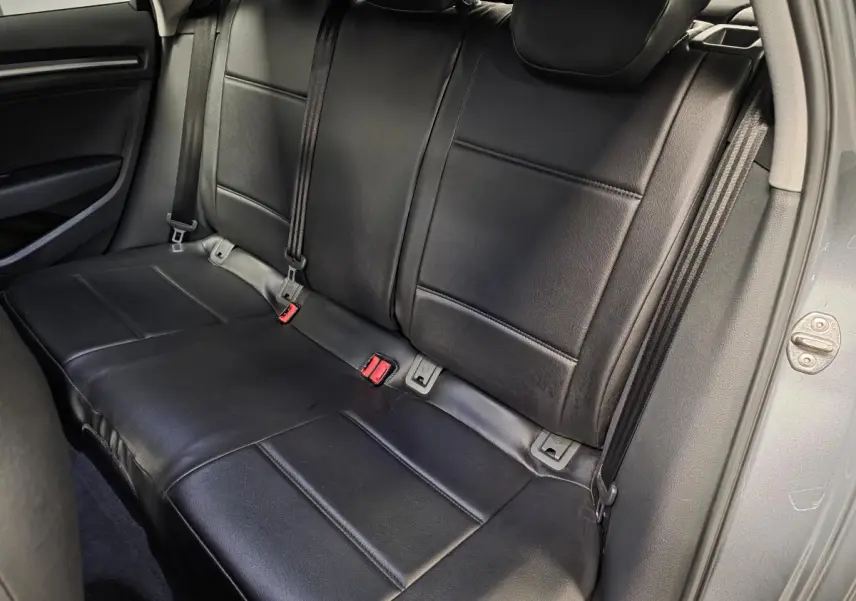 Vue intérieure du siège arrière en similicuir noir de l'Audi A3 Sportback gris, côté droit ouvert.