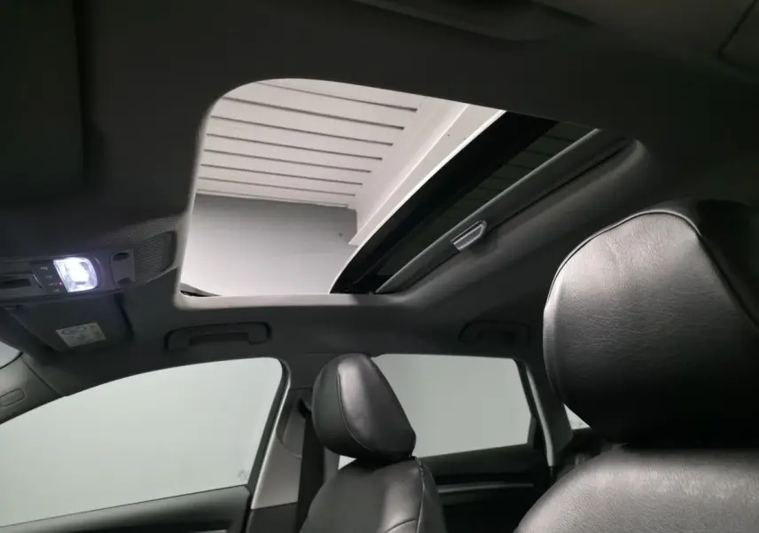 Intérieur d'Audi A3 Sportback 2017, vue sur toit panoramique ouvert et sièges avant en similicuir noir.