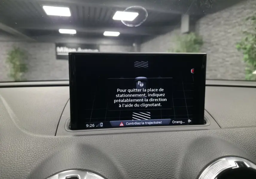 Écran central du tableau de bord de l'Audi A3 gris 2017 affichant les instructions du système d'aide au stationnement.