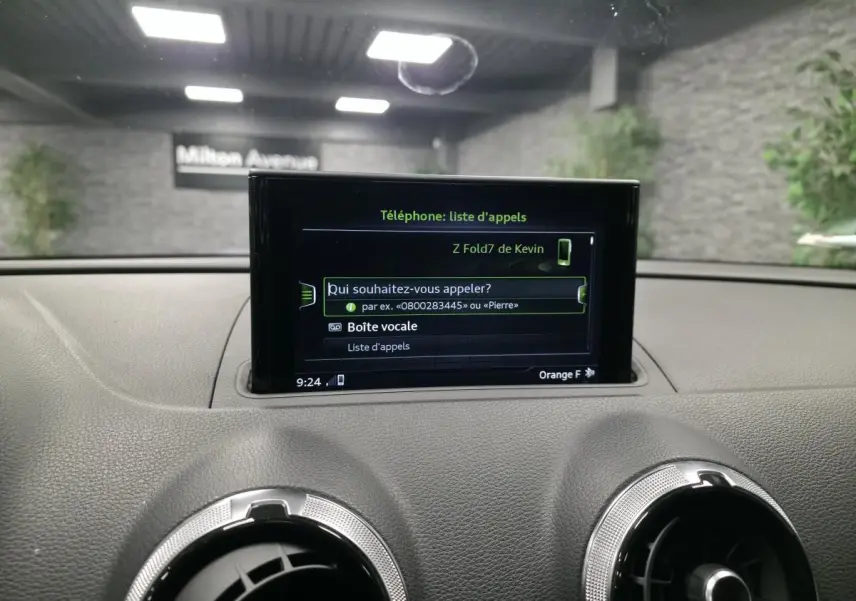 Écran central tactile affichant la liste d'appels dans l'habitacle gris d'une Audi A3 Sportback 2017.