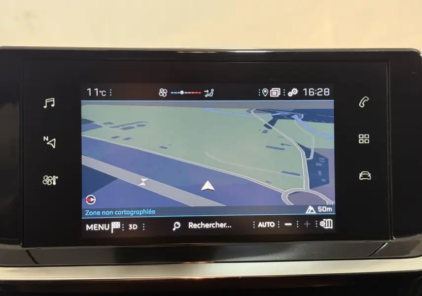 Écran tactile central du tableau de bord de la Peugeot 208 blanc, affichant la navigation GPS en mode 3D.