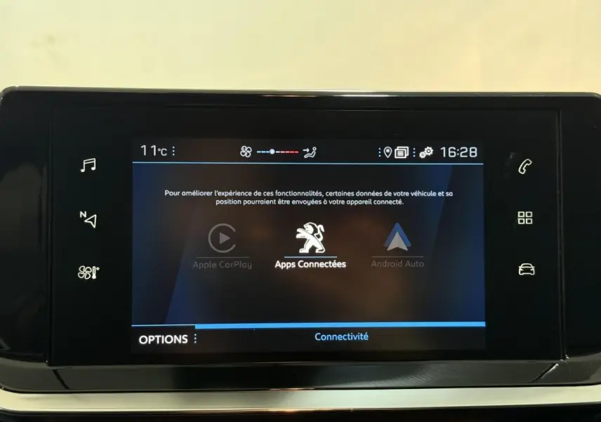 Écran tactile central de la Peugeot 208 blanc, affichant les options Apple CarPlay et Android Auto.