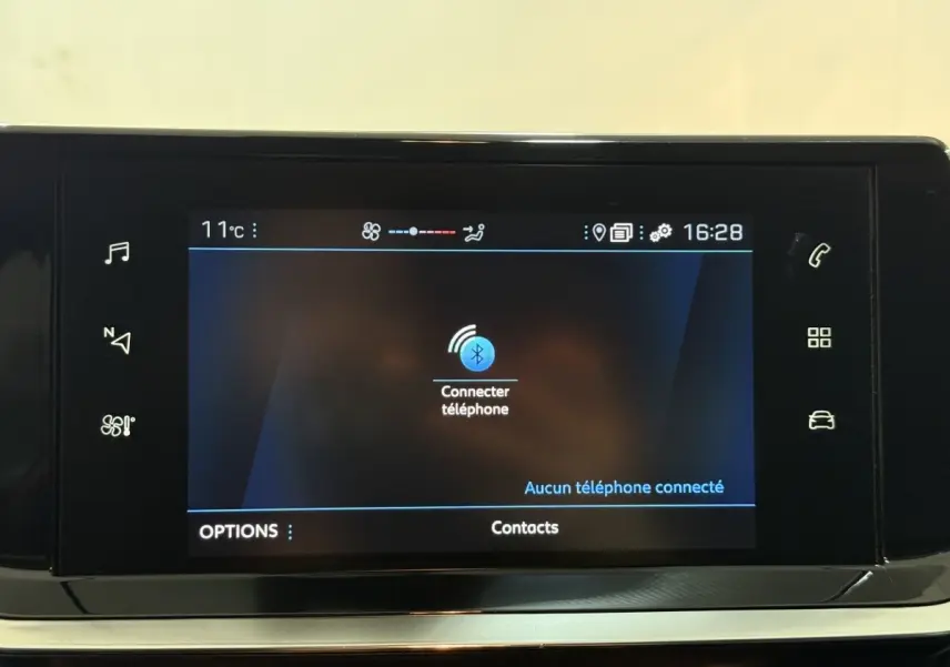Écran tactile central de la Peugeot 208 blanc, affichant la connexion Bluetooth pour téléphone, vue de face.
