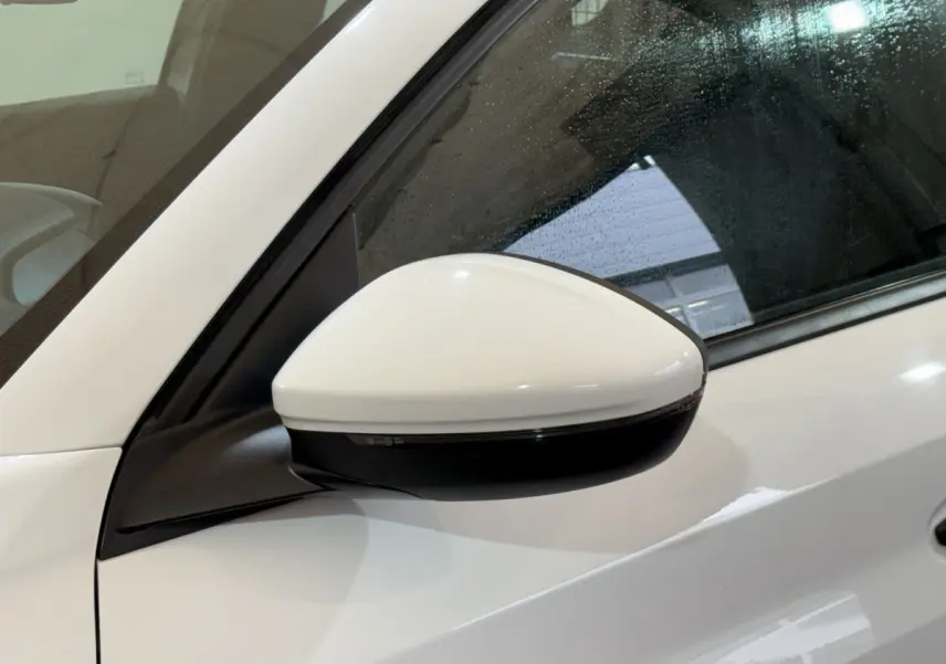 Rétroviseur côté conducteur blanc sur Peugeot 208 1.5 BlueHDi 2021, vue rapprochée côté gauche avec vitre arrière humide.