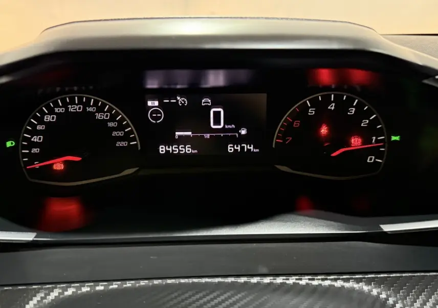 Tableau de bord de Peugeot 208 2021 avec affichage digital, compte-tours et compteur de vitesse à 0 km/h.