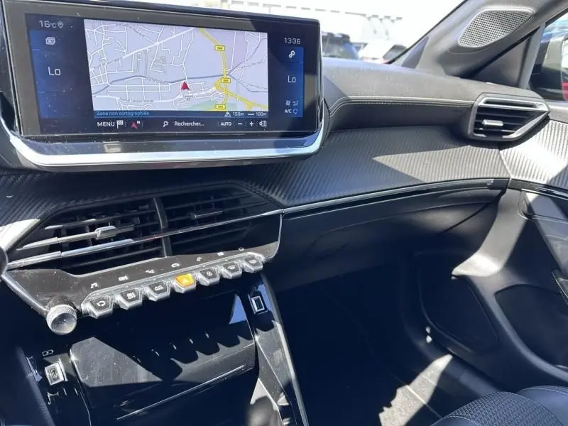 Vue intérieure du tableau de bord et écran tactile du Peugeot 208 GT Line 2020, soulignant la finition moderne et les commandes tactiles.