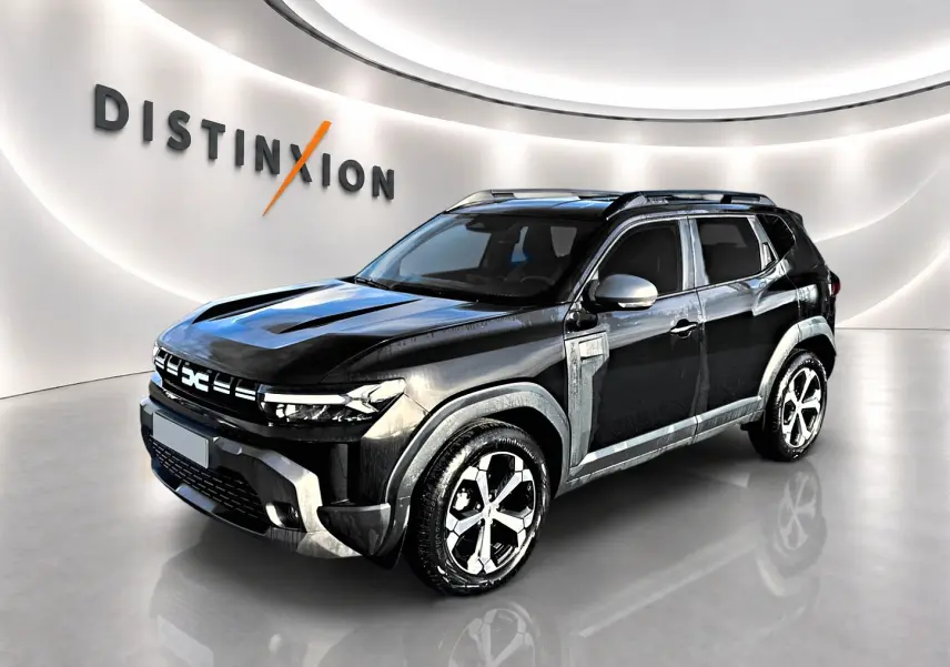 Dacia Duster noir en 3/4 avant droit, avec jantes alu distinctives et barres de toit visibles en showroom.