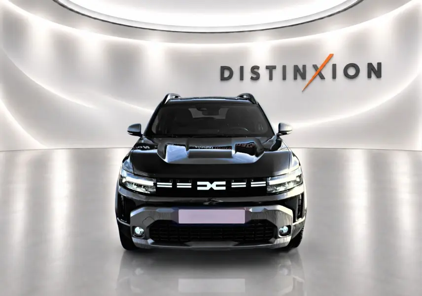 Vue frontale d'un Dacia Duster 1.2 mild hybrid 140 Journey noir, avec calandre distinctive et phares LED allumés.