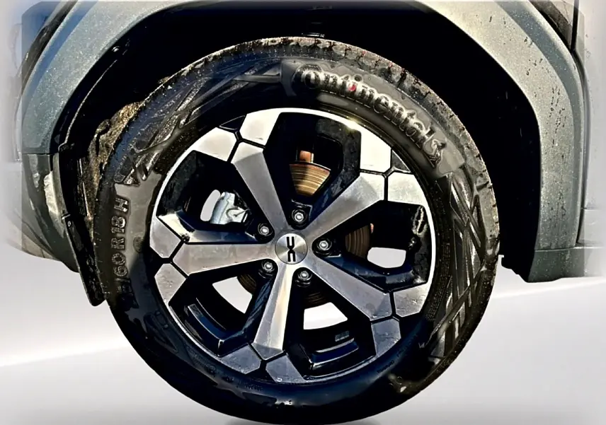 Gros plan sur la roue avant gauche du Dacia Duster noir 2026, mettant en valeur la jante alu au design moderne.