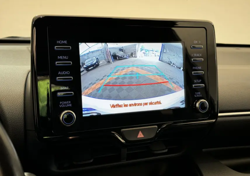 Écran tactile central de la Toyota Yaris hybride 2022 affichant la caméra de recul avec guidage coloré.