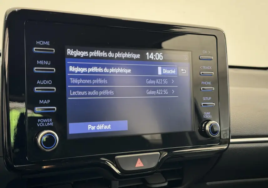 Écran tactile central de la Toyota Yaris hybride 2022, affichant les réglages Bluetooth dans un intérieur noir.