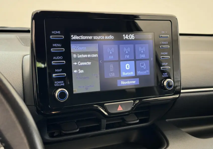 Écran tactile central de la Toyota Yaris Hybride 2022 affichant les options audio Bluetooth et USB, vue intérieure frontale.