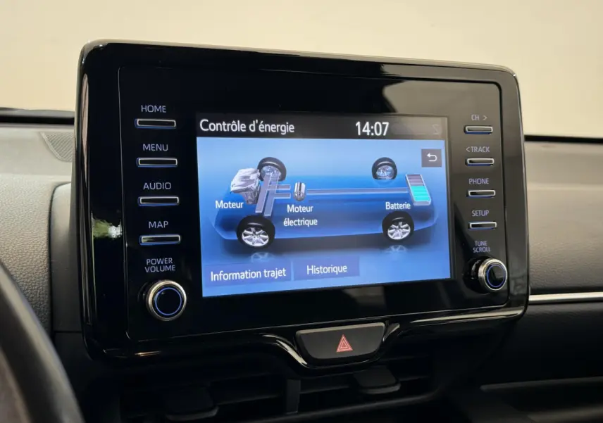 Écran tactile central de la Toyota Yaris Hybride 2022 affichant le contrôle d'énergie du moteur électrique et batterie.