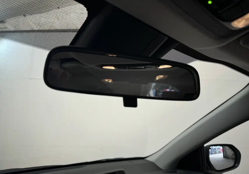 Rétroviseur intérieur de la Toyota Yaris hybride 2022, avec éclairage intérieur et vue partielle du tableau de bord.