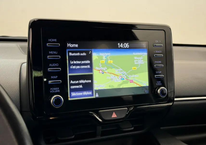 Écran tactile central de la Toyota Yaris hybride 2022 affichant la navigation et options Bluetooth en intérieur noir.
