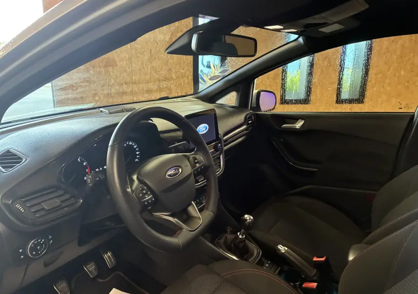 Intérieur côté conducteur de la Ford Fiesta 1.0 EcoBoost 95 ST Line 2020 avec volant multifonction et écran tactile.