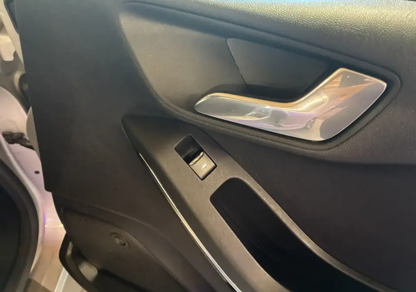 Poignée intérieure et commande de fenêtre côté gauche de la porte d'une Ford Fiesta gris 1.0 EcoBoost 2020.