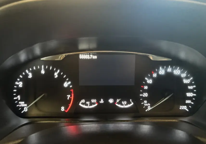 Vue rapprochée du tableau de bord de la Ford Fiesta gris 2020, affichant le compteur kilométrique à 58863,7 km.