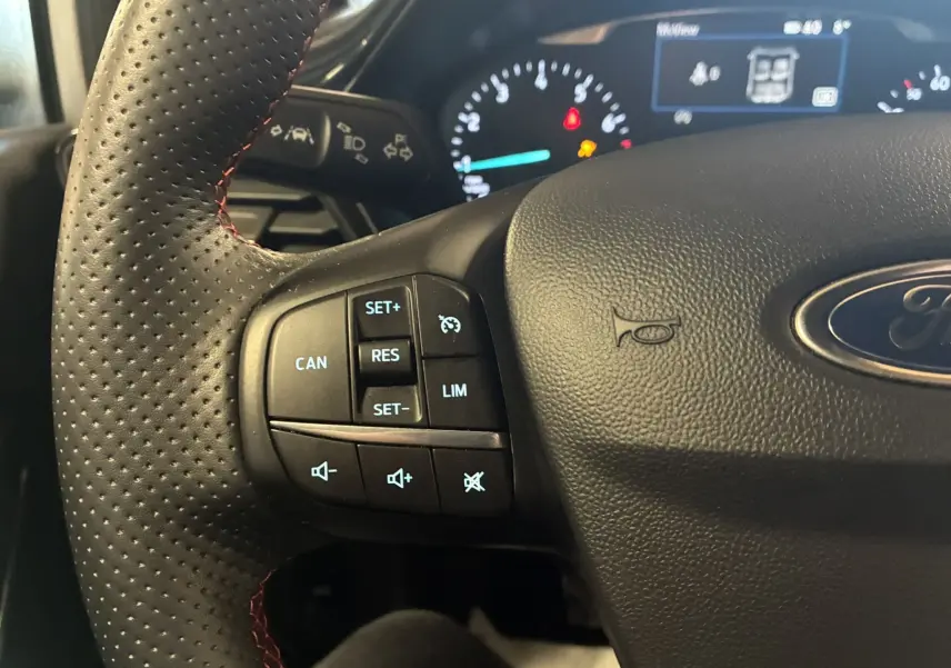 Gros plan sur le volant noir perforé avec commandes intégrées de la Ford Fiesta 1.0 EcoBoost 95 ST Line 2020.