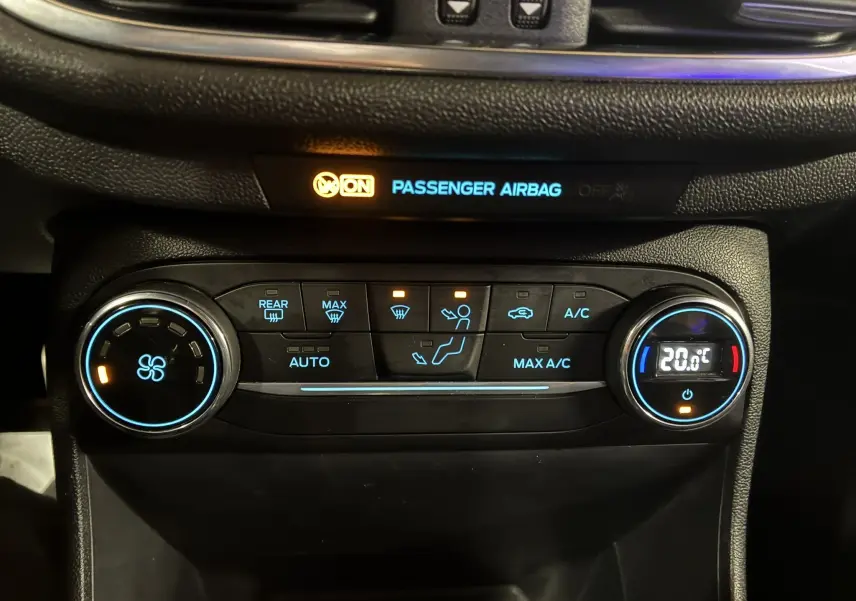 Panneau de commande de la climatisation avec affichage digital à 20°C dans une Ford Fiesta gris, version 1.0 EcoBoost ST Line 2020.
