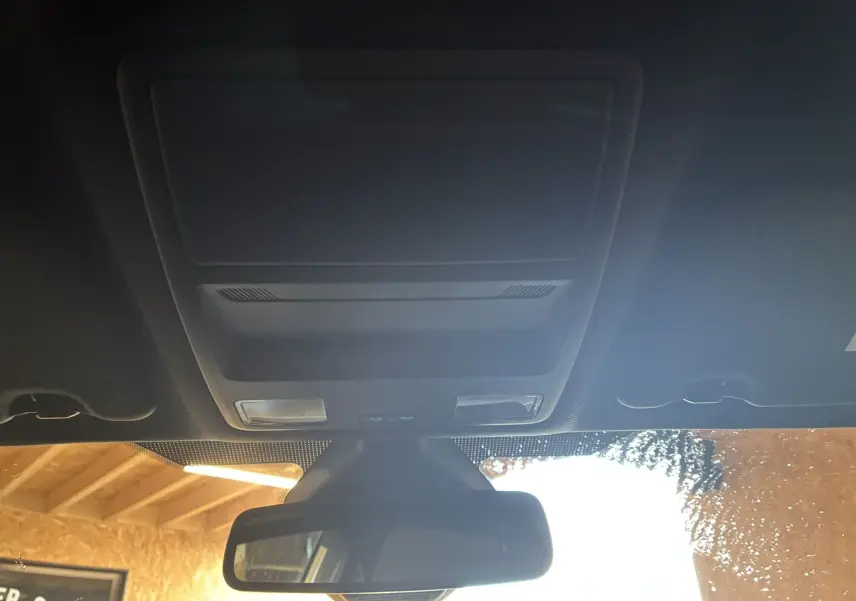 Vue intérieure du toit ouvrant et du rétroviseur central d'une Ford Fiesta gris foncé, ambiance sobre et moderne.